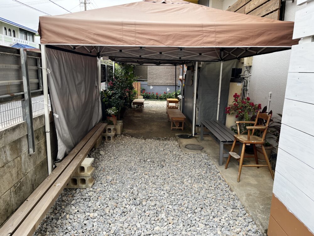 ノエル店舗横ベンチ