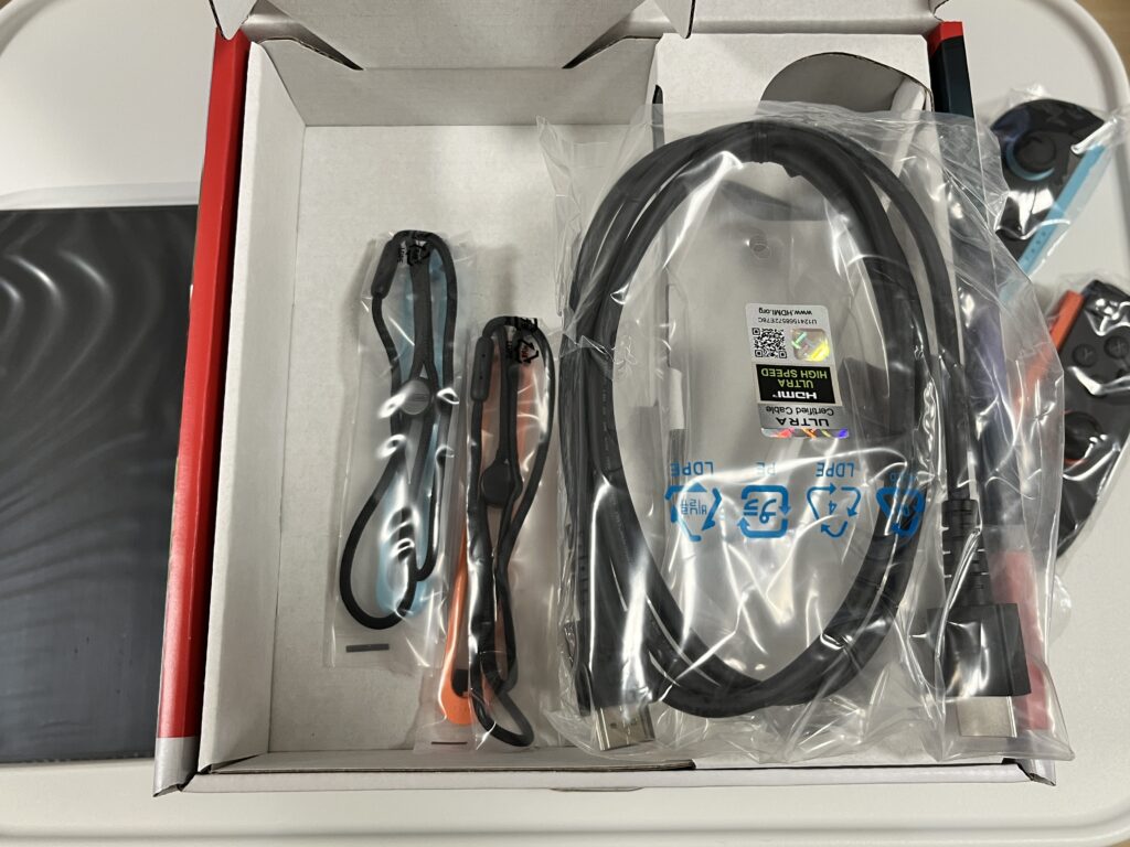 ケーブルとジョイコンストラップ