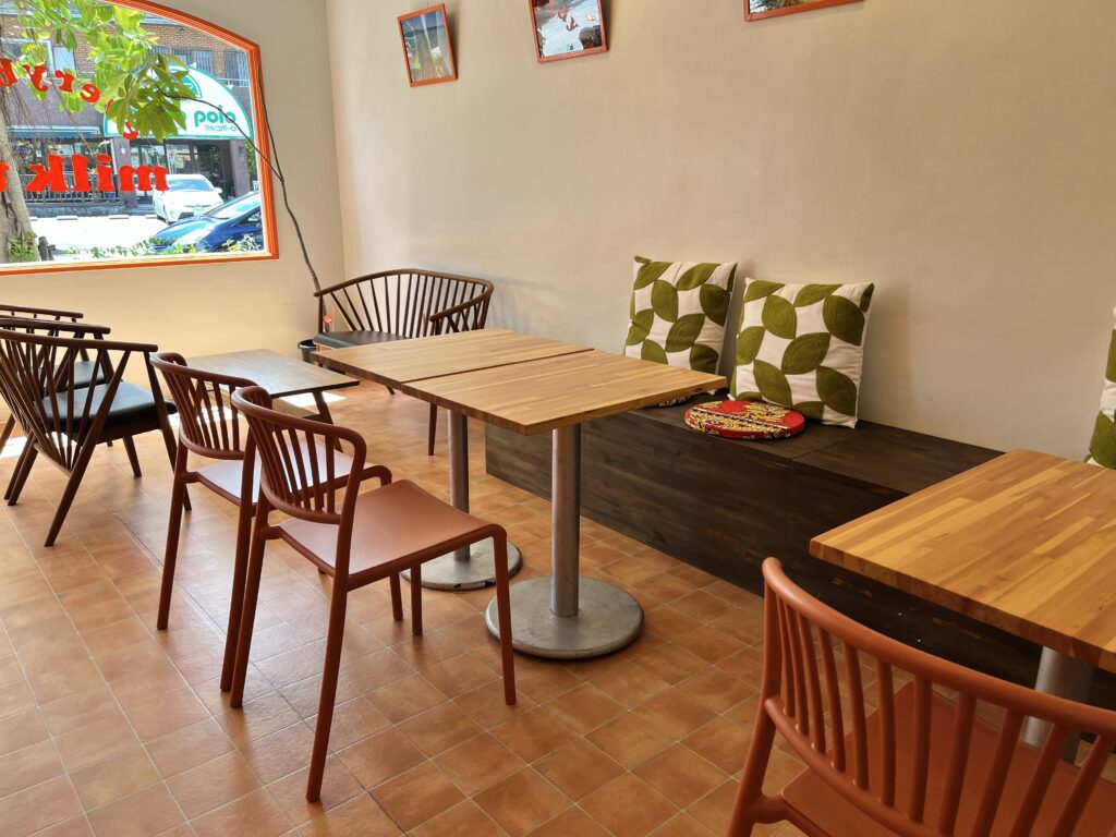 店内の窓際の席