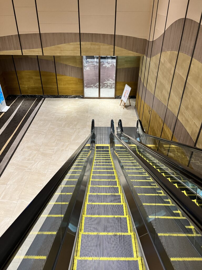 フロントへのエスカレーター