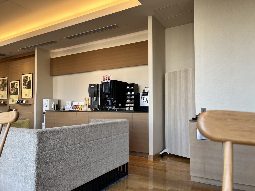 ラウンジのドリンクコーナー